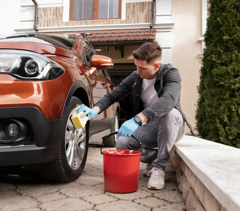 Lavage auto à domicile Beauregard-de-Terrasson : professionnel intervenant sur un véhicule